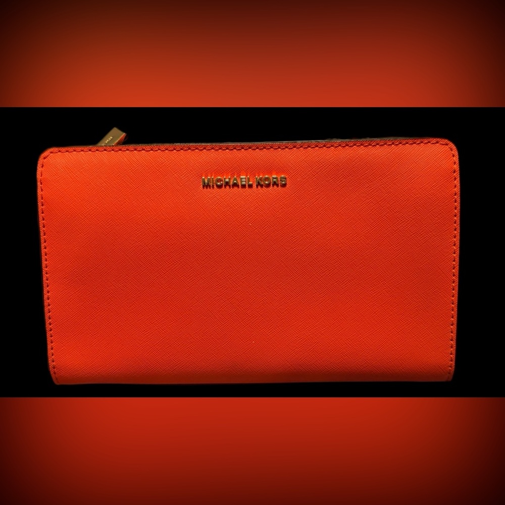 NWOT- Michael Kors Sheila Small Faux Saffiano Leather Crossbody Bag
